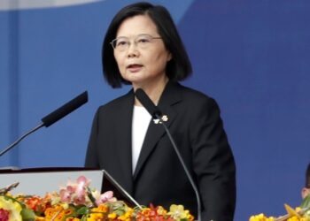 Líder taiwanesa dice que invasión de China es improbable por ahora