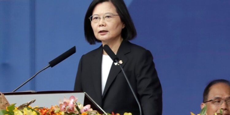 Líder taiwanesa dice que invasión de China es improbable por ahora