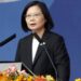 Líder taiwanesa dice que invasión de China es improbable por ahora