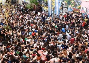 Massa y Milei cerraron sus campañas para una elección que tiene en vilo a Argentina