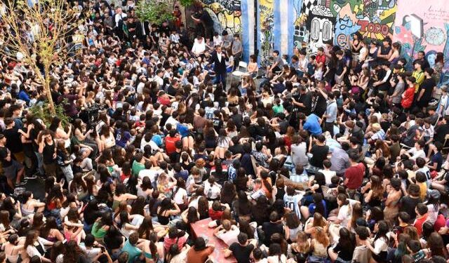 Massa y Milei cerraron sus campañas para una elección que tiene en vilo a Argentina