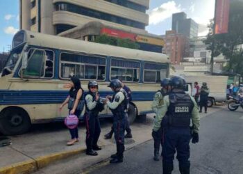 Al menos 14 heridos dejó choque de autobús frente a estación del metro en Altamira (Fotos)