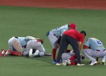 Danry Vásquez y Franklin Barreto sufrieron aparatoso choque en juego de Tiburones (Video)