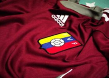 Régimen de Maduro denuncia que Perú se niega a cargar combustible al avión de la Vinotinto