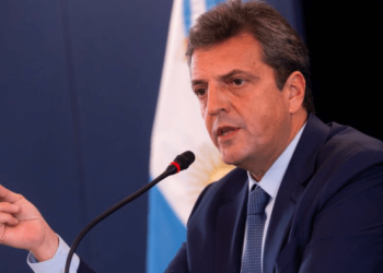 El candidato oficialista a la presidencia argentina, Sergio Massa, emite su voto (Imágenes)