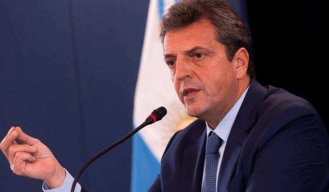 El candidato oficialista a la presidencia argentina, Sergio Massa, emite su voto (Imágenes)