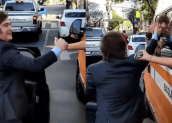 En medio de un semáforo en rojo, Milei se bajó a saludar a alumnos que estaban en un autobús escolar