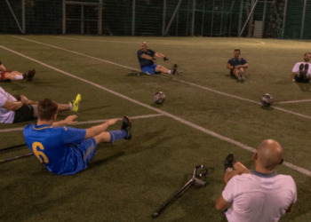 Soldados ucranianos amputados juegan al fútbol para superar el trauma de la guerra