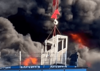 A segundos de la muerte: hombre es rescatado de la azotea de un edificio en llamas en Reino Unido