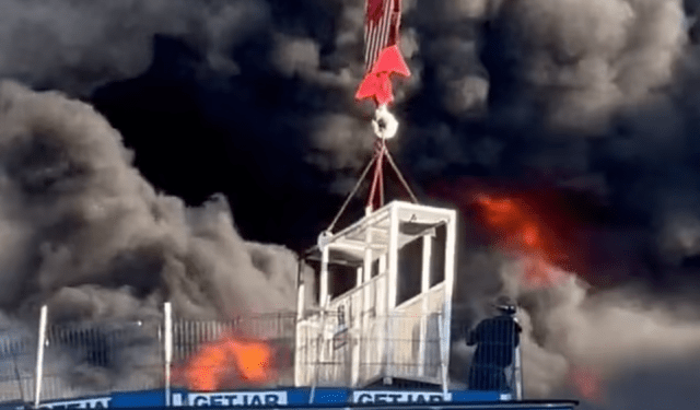 A segundos de la muerte: hombre es rescatado de la azotea de un edificio en llamas en Reino Unido