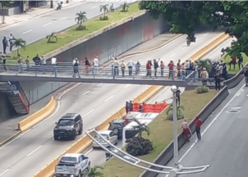 Jubilados de Pdvsa trancan la avenida Libertador de Caracas exigiendo que “aparezca el dinero del fondo de pensiones”