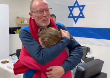 El emotivo reencuentro de dos niñas con sus familiares tras 50 días secuestradas por Hamás (VIDEO)