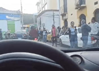 Largas filas de personas para renovar la cédula en Mérida (VIDEO)