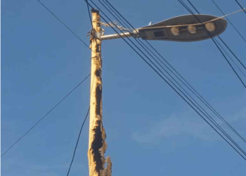 Poste de luz amenaza la vida de los transeúntes en una parada de La Guaira (FOTO)