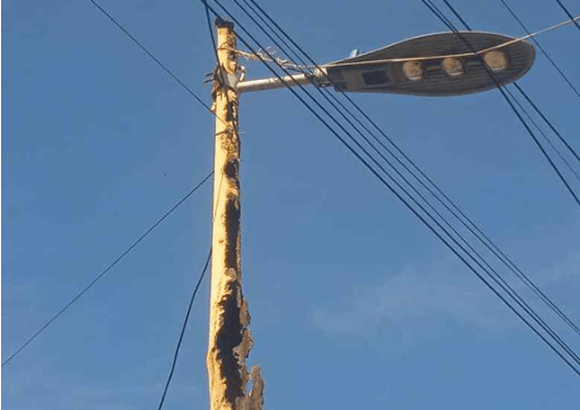 Poste de luz amenaza la vida de los transeúntes en una parada de La Guaira (FOTO)