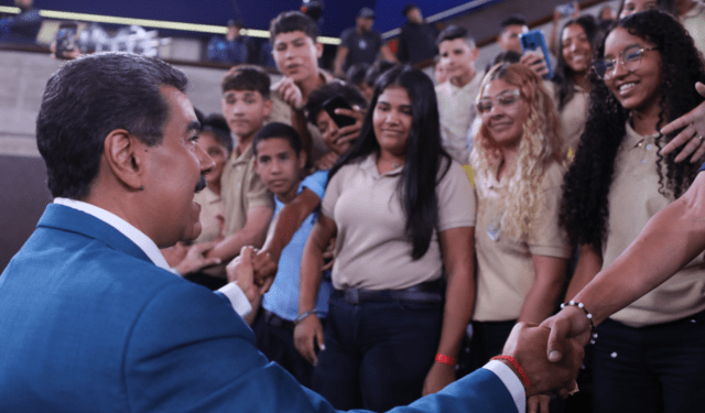 VIDEO: mientras el fiscal chavista intenta abolir el reggaetón en las aulas, Maduro le sube el volumen