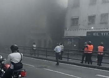 Incendio de una edificación alarmó a vecinos de la avenida Baralt este #23Nov (Video)