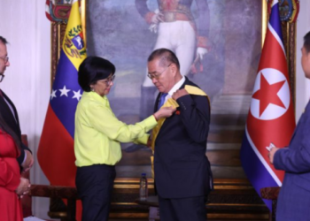 Delcy Eloína condecoró a diplomático del régimen norcoreano tras nueve años de misión en Venezuela