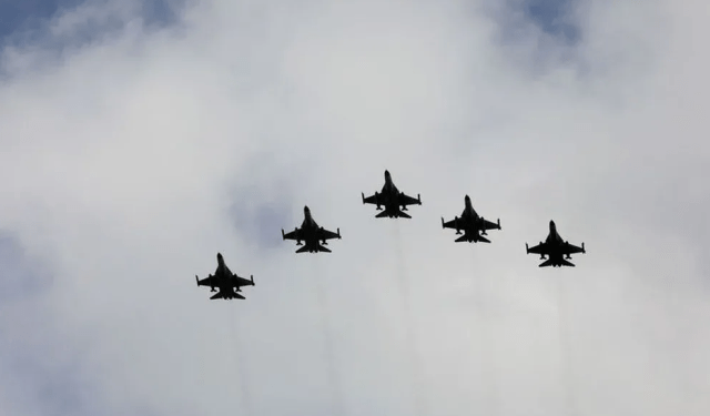 Taiwán detectó diez cazas y cincos buques del régimen de Xi Jinping en sus inmediaciones