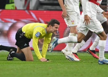 Árbitro sufrió rotura de ligamento cruzado en el mismo partido que alcanzaba un importante récord