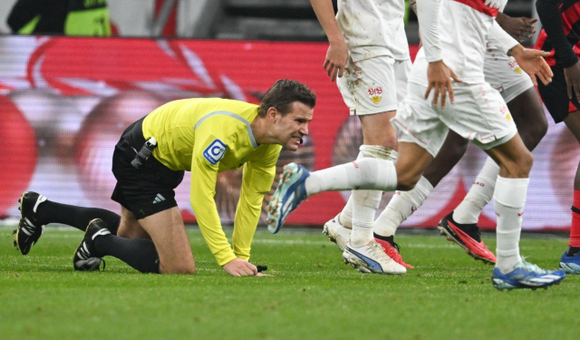 Árbitro sufrió rotura de ligamento cruzado en el mismo partido que alcanzaba un importante récord