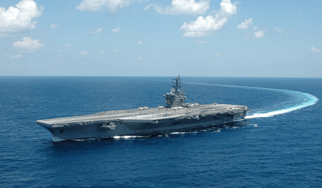 Drones iraníes sobrevolaron cerca de un portaaviones de la Marina estadounidense (Video)