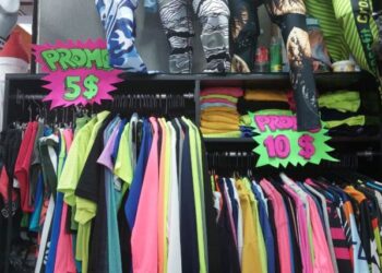 Venezolanos comparan precios y buscan ofertas para rendir presupuesto para el “estreno” de diciembre
