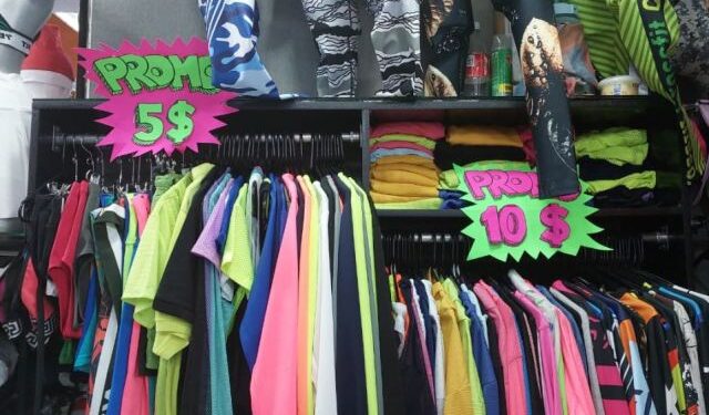 Venezolanos comparan precios y buscan ofertas para rendir presupuesto para el “estreno” de diciembre