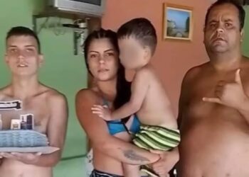 La foto del hotel y el chat que los delató: así se enteró mujer de la infidelidad que le da la vuelta al mundo