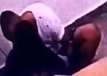 VIDEO: Jueza besa a preso que asesinó a su hijo de nueve meses