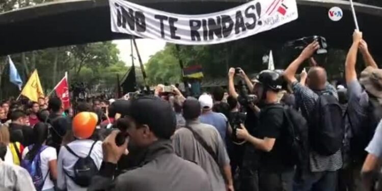 La juventud está menos comprometida con la defensa de la democracia en las Américas: estudio