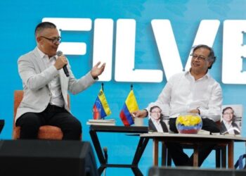 Petro presenta su libro titulado “Una Vida, Muchas Vidas” en la Filven 2023 en Caracas (VIDEO)