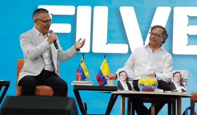 Petro presenta su libro titulado “Una Vida, Muchas Vidas” en la Filven 2023 en Caracas (VIDEO)