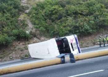 EN IMÁGENES: aparatoso accidente mantiene trancada la autopista Caracas – La Guaira este #24Nov