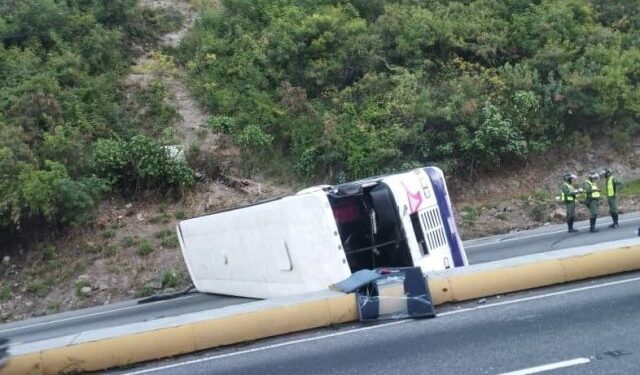 EN IMÁGENES: aparatoso accidente mantiene trancada la autopista Caracas – La Guaira este #24Nov