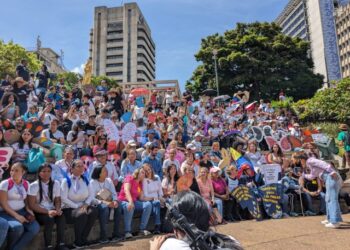 Con alas de mariposas, venezolanos protestan en rechazo a la violencia contra la mujer
