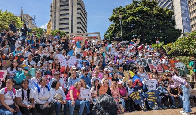 Con alas de mariposas, venezolanos protestan en rechazo a la violencia contra la mujer