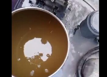 VIDEO: Denuncian despacho de combustible contaminado en bomba de La Bandera