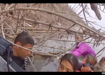 Impactantes IMÁGENES: patrulla fronteriza salva a migrantes venezolanos de morir ahogados en Río Grande