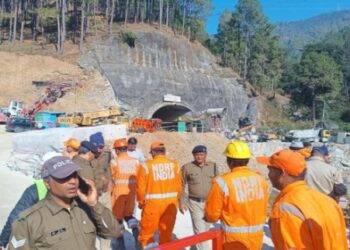 Los rescatistas sacan al primero de los 41 trabajadores atrapados en un túnel en la India