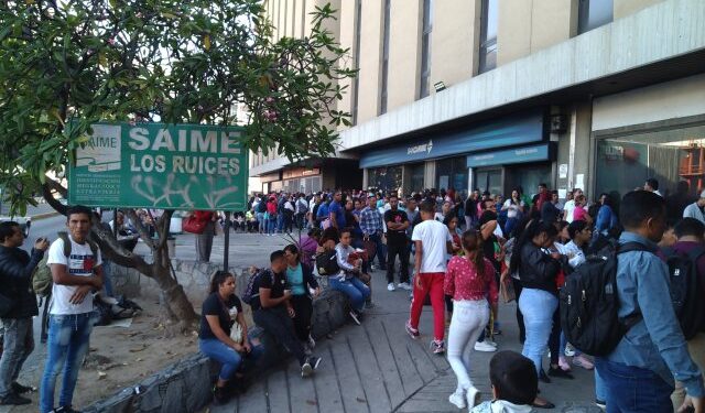 EN FOTOS: Saime en Los Ruices, hasta los “teque-teques” por el operativo de cedulación anunciado por el chavismo