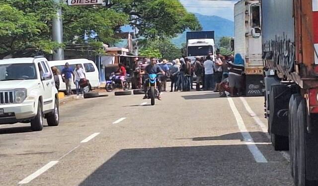 Choferes zulianos protestaron este #29Nov por irregularidades en el abastecimiento de gasolina (VIDEOS)