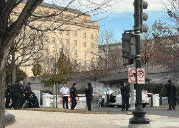 Terminó arrestado luego de estrellar su vehículo contra una barricada frente al Capitolio de EEUU