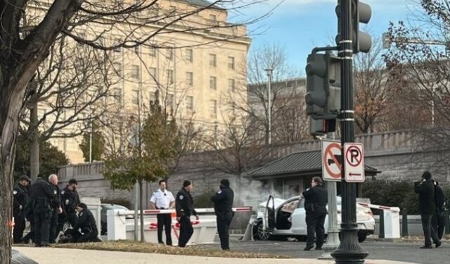 Terminó arrestado luego de estrellar su vehículo contra una barricada frente al Capitolio de EEUU