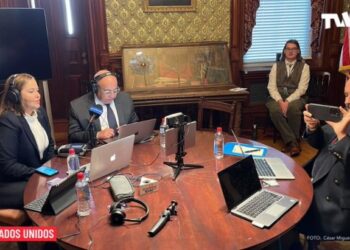 César Miguel Rondón y su esposa transmiten su programa radial desde la Casa Blanca en el Día de Venezuela (Video)