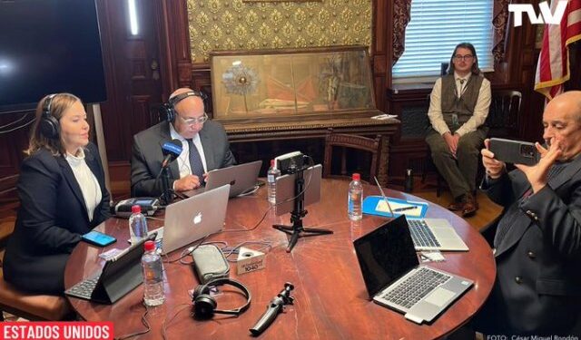 César Miguel Rondón y su esposa transmiten su programa radial desde la Casa Blanca en el Día de Venezuela (Video)