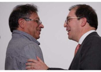 Gustavo Petro y Francisco Barbosa chocan con denuncias de narcotráfico y ataque a instituciones
