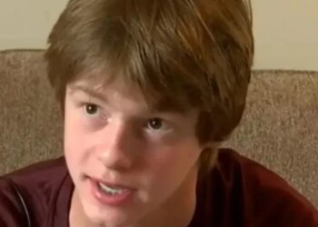 Adolescente halló billetera con dólares mientras pescaba y su gesto conmocionó a todos