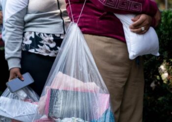Migrantes que dormían en las gélidas calles de Chicago fueron trasladados a refugios temporales