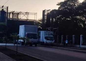 ¡Insólito! Chavismo instaló tarima frente al hospital de Coro (FOTOS)